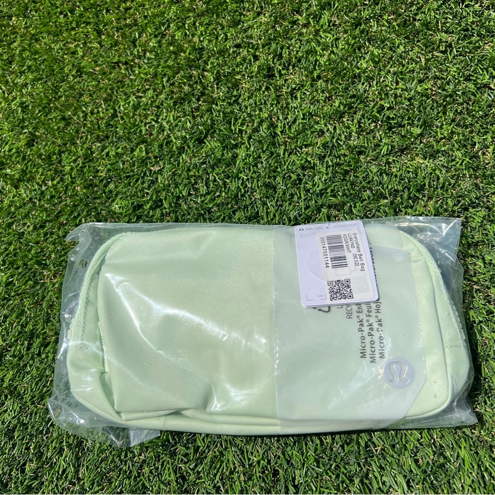 NEW LULULEMON EVERYWHERE BELT BAG KOHLRABI GREEN/WHITE - Picture 6 of 8